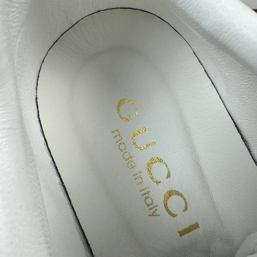 Batch 800 Gucci/Gucci new autumn men's leather sneakers thick-soled lightweight biscuit shoes! In the 2025 autumn and winter series, this sneaker adopts a thick-soled structure and cleverly uses the triple elements of silhouette design, color matching and material. Showcase retro style. This shoe is crafted from cow leather with webbing details and features a lightweight rubber sole for added sophistication. Multiple leathers are finely tailored and precision motorcycle composite splicing creates a full sense of layering. Full calfskin lining and insole with gold-tone logo lettering and badge detailing. There is a GG brand logo buckle on the toe, classic webbing embellishment, 5CM thickened lightweight rubber sole, air-glue stitching process, long-lasting wear without opening the glue and excellent on-foot comfort. Flat last shape, easy to match with all types of pants, and comes with a full set of packaging! Size: 39-40-41-42-43-44 leather shoe size (can be customized to 38.45) Item number: 431920 Webbing white